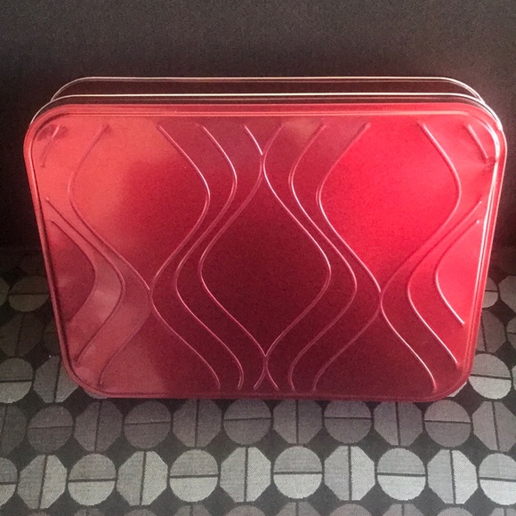 Red Cookie Tin Rectangular 💝 $1 when Purchased with another item 💝 - Picture 2 of 8